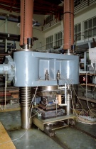 Preiskava čelne plošče PE tulca trajnega prednapetega sidra v 5000 kN stiskalnici.jpg